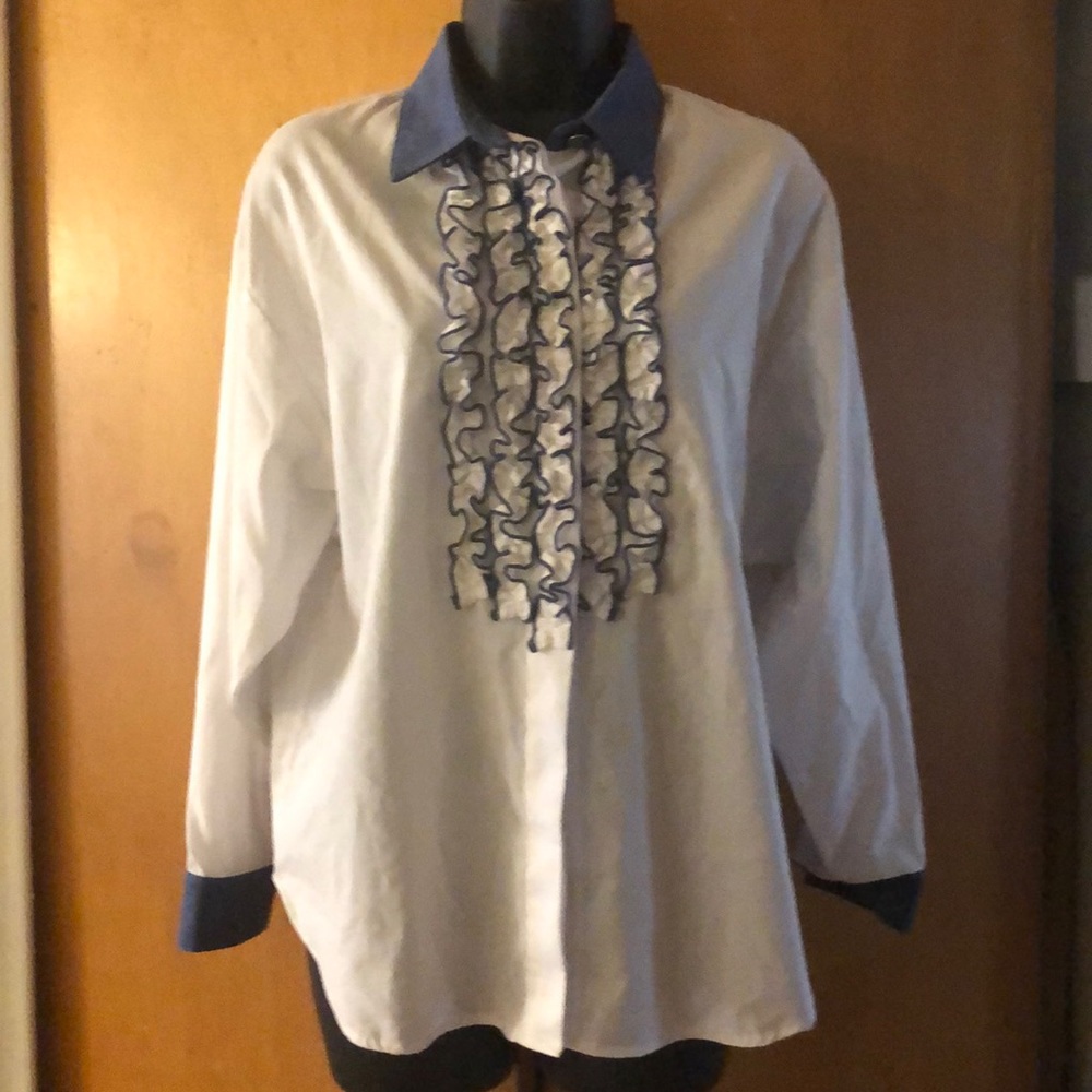 Very nice ruffled blouse‼️